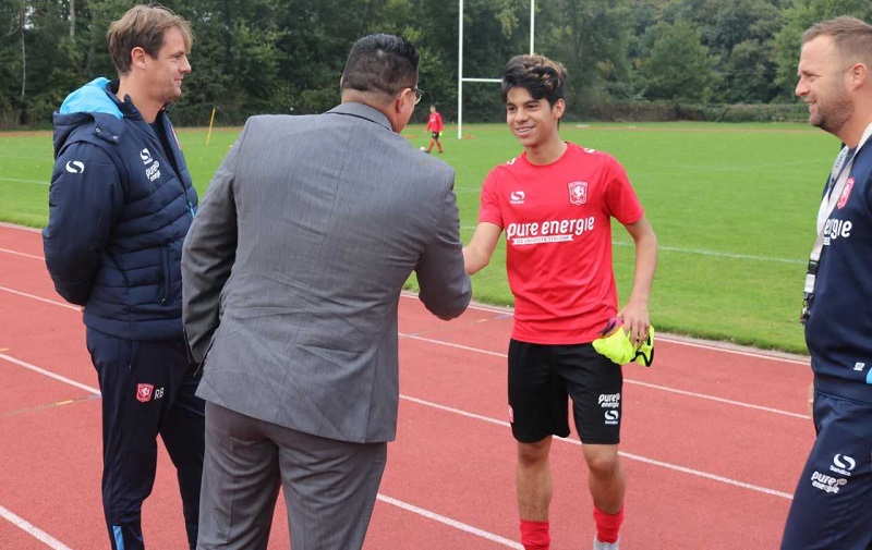 Besaril bezoekt Arubaanse voetballer Ethan Tromp bij FC Twente 01