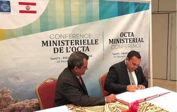 Momento ku gezaghebber Edison Rijna ta firma den presensia di presidente Édouard Fitch di Tahiti e programa pa energia duradero i biodiversidat den laman.