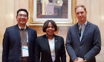 Riba e foto athunto por tuma nota di Ministernan di Aruba i Kòrsou i embahador suplente na Argentina, Buenos Aires sr. Bernd W. Scholtz