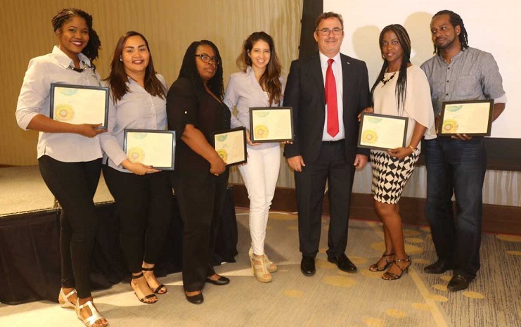 Minister Glenbert Croes a duna reconocimento nacional na tur trahador y boluntario social na Aruba 001