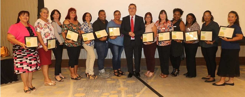 Minister Glenbert Croes a duna reconocimento nacional na tur trahador y boluntario social na Aruba 004