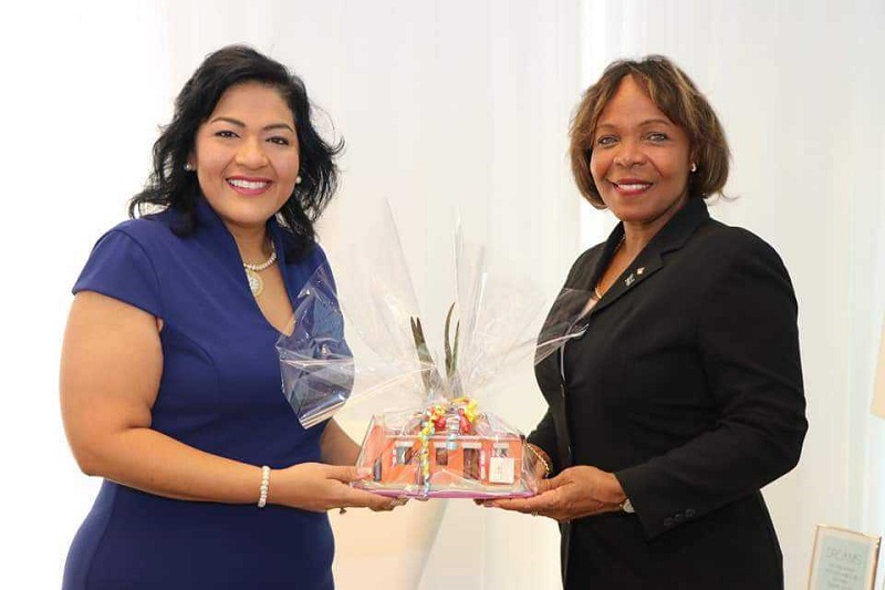 Minister Ruiz Maduro a ricibi colega Minister di Cultura di Corsou 001