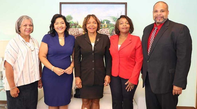 Minister Ruiz Maduro a ricibi colega Minister di Cultura di Corsou 002