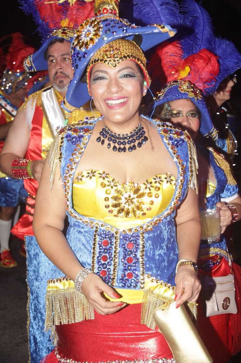Minister Di Cultura Sra. Mr. Xiomara Ruiz Maduro Ta Desea E Pueblo Di Aruba Un Feliz Carnaval 64 001