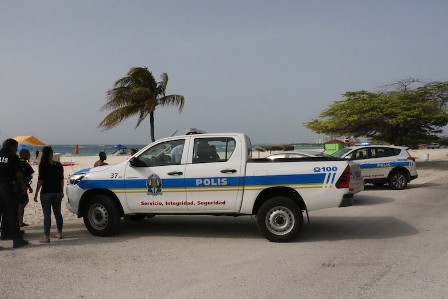 Pelea cu machete entre dos compania di watersports na Eagle Beach1