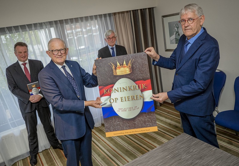 thumbnail Foto 2 Prof.mr. Van Vollenhoven neemt Koninkrijk op eieren in ontvangst 01
