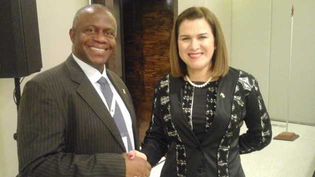 Minister Koeiman ta bishitá konferensha di ECLAC