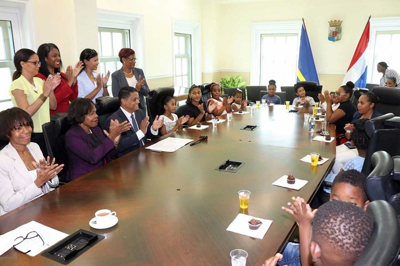 Instalashon Grupo di Trabou Derechi di Mucha 003