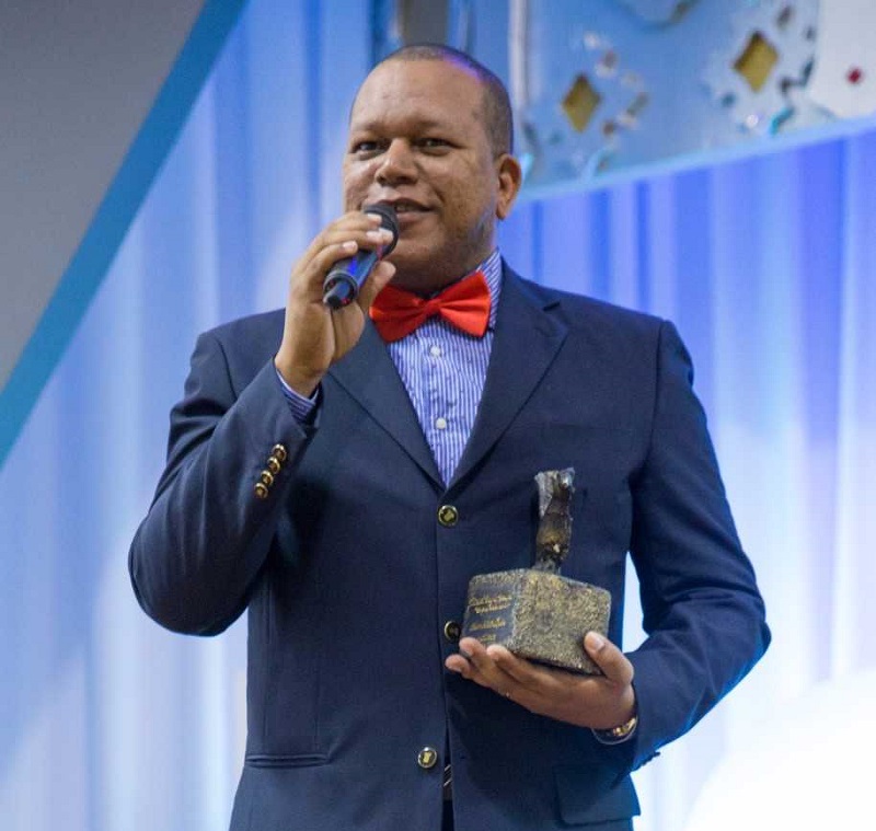 Minister Quincy Girigorie ta pasa presidensia di Excel Arts Academy pa sr. Otmar Martina 001