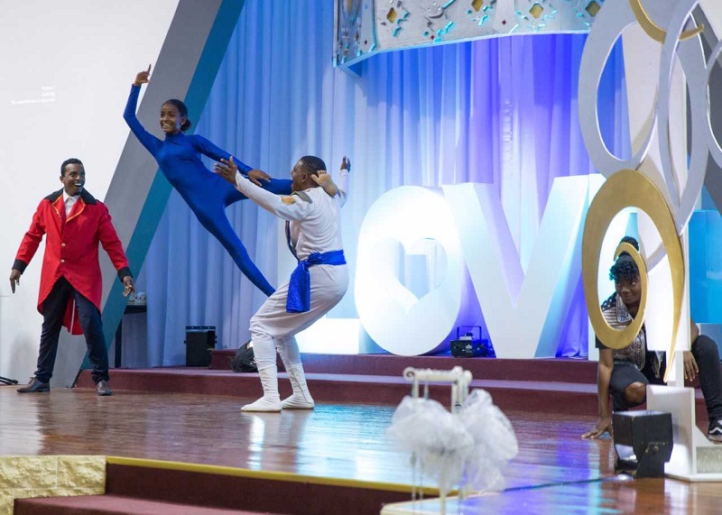 Minister Quincy Girigorie ta pasa presidensia di Excel Arts Academy pa sr. Otmar Martina 003