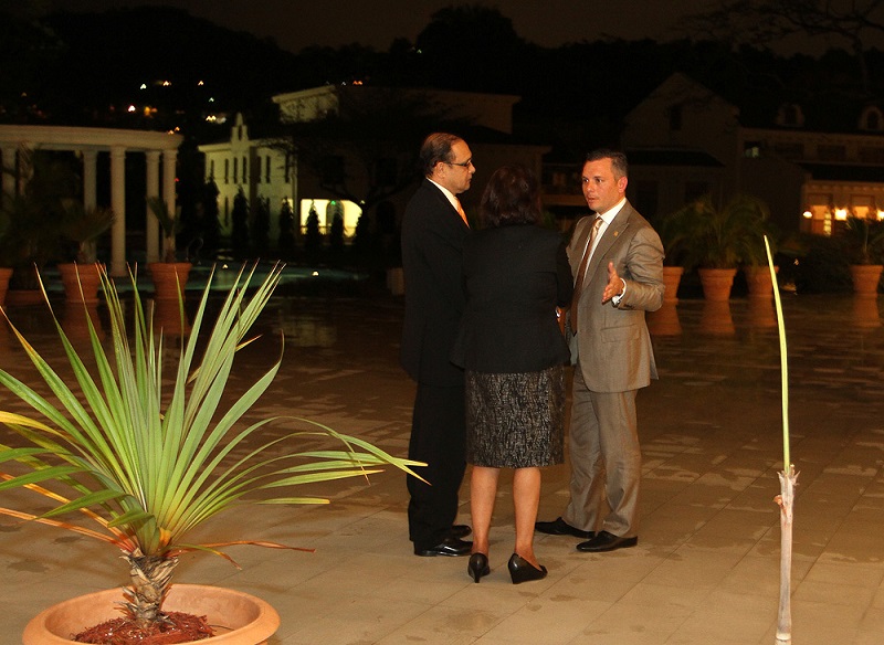 Kombersashon entre PM Persad Bissesar i Sr. Larry Howai di National Gas Company huntu ku PM Schotte copy