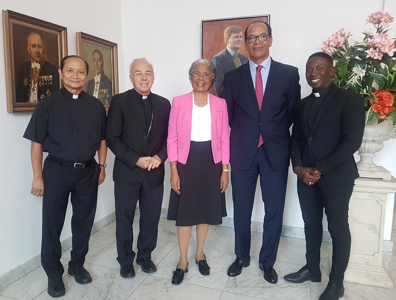 Pater Redoblado Monseigneur Secco Hare Excellentie Lucille George Wout de heer Casperson Pater Curtis