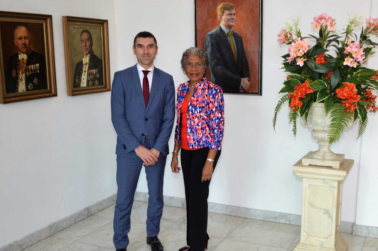 Sr Paul Blokhuis a bishita Gobernador