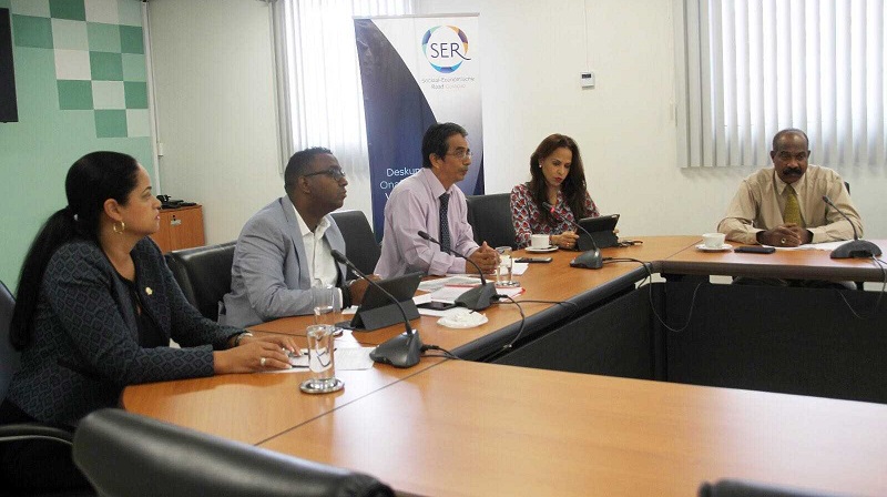 Frakshon di MAN ku bishita di primisia na SER 001