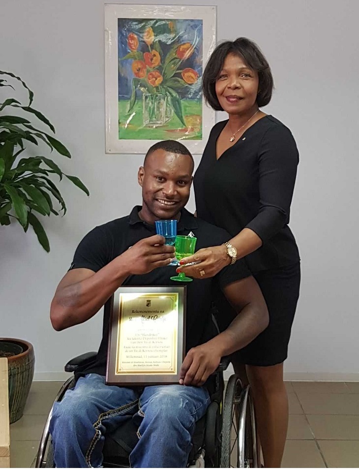 Kampion di handbike Aksel Cijntje ta risibí rekonosementu 02