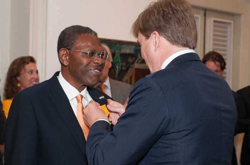 Kondekorashon den Huisorde van Oranje pa Sr. Herman George 01