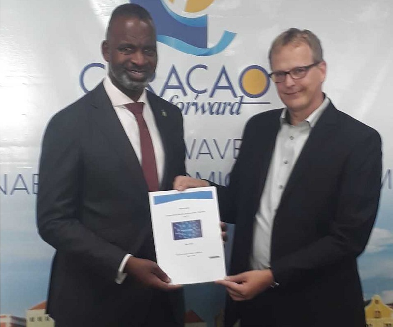 Entrega di White Paper na Minister Martina 002