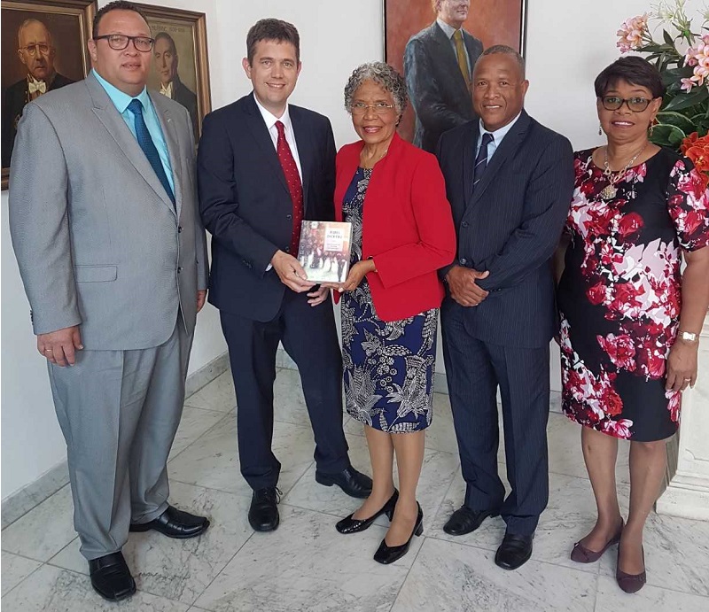 direktor di Dr. Rieuwerd Buitenwerf serka Gobernador H.E. Lucille George Wout