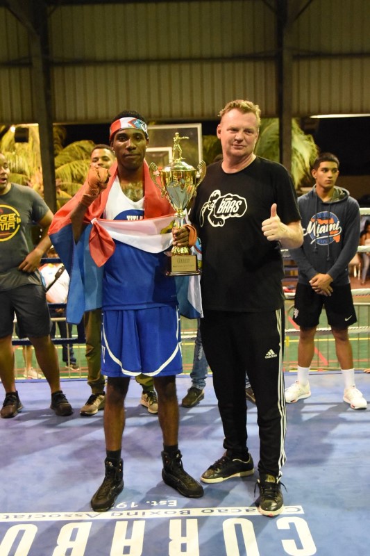 thumbnail 009 Malcolm Phillips Sint Maarten trophy for the best boxer of the night handed over by CuraBox president Edwin Baas