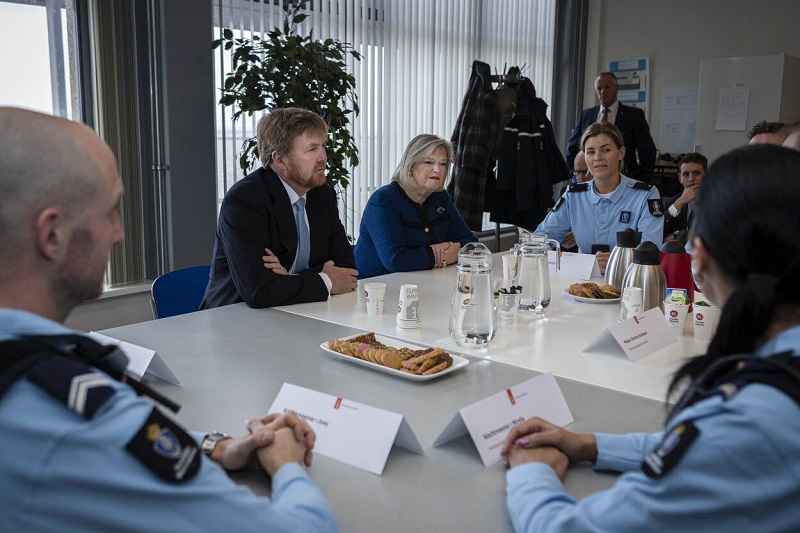 werkbezoek koning haven hoek van holland met staatssecretaris broekers knol 2