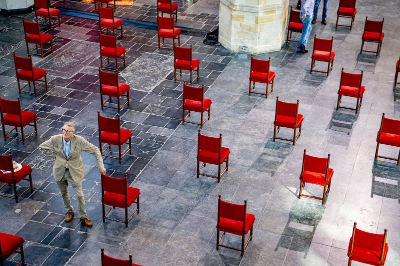 prinsjesdag 2020 voorbereidingen grote kerk anderhalve meter kopie