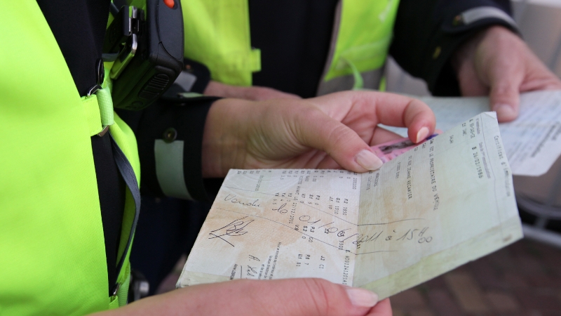 agent controleert autopapieren