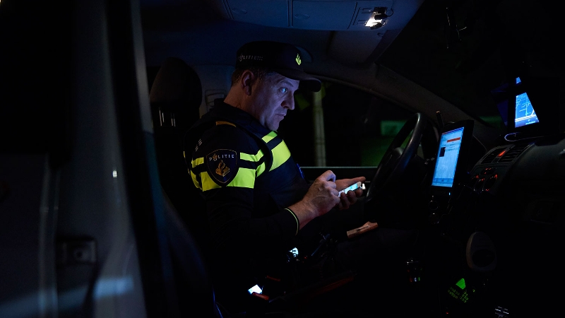 nachtdienst agent in dienstauto