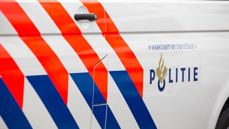 zijkant politieauto met logo