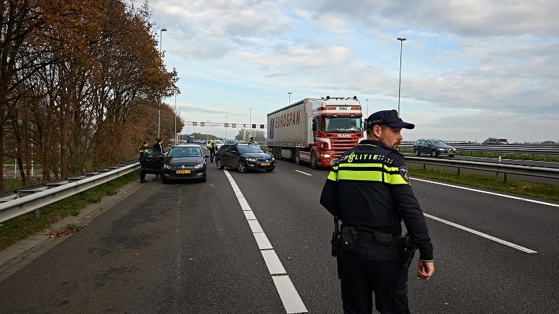 agent staat op snelweg