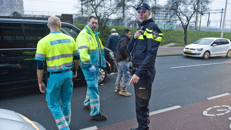 ambulancebroeders en agent bij incident