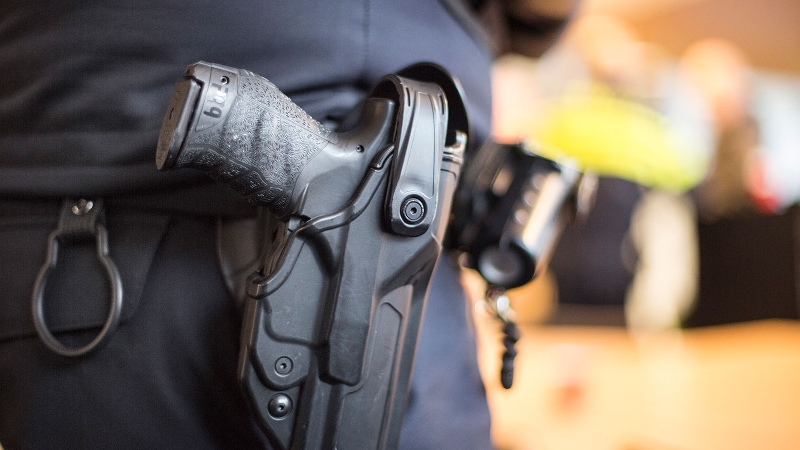 dienstwapen in holster agent