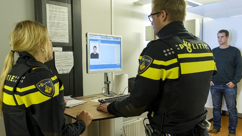 aangehouden arrestant wordt in progis ingevoerd