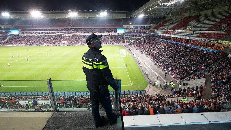 agent bij voetbal in psv stadion