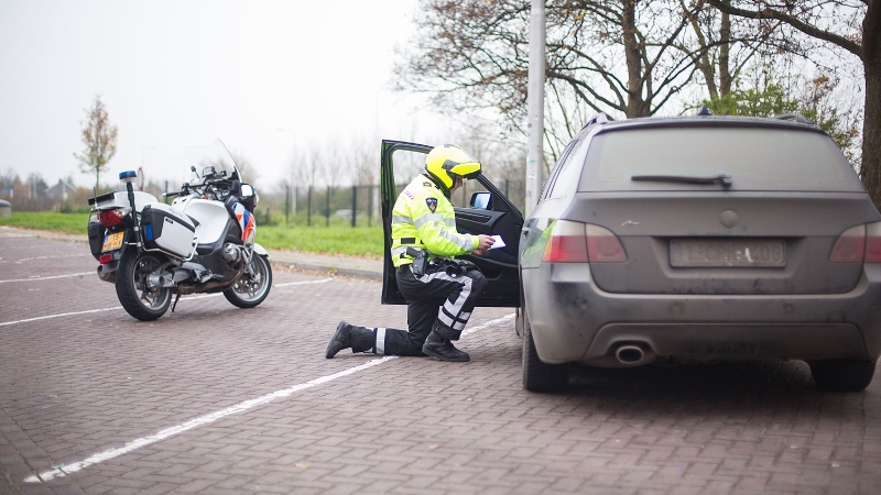 motoragent controleert bij auto