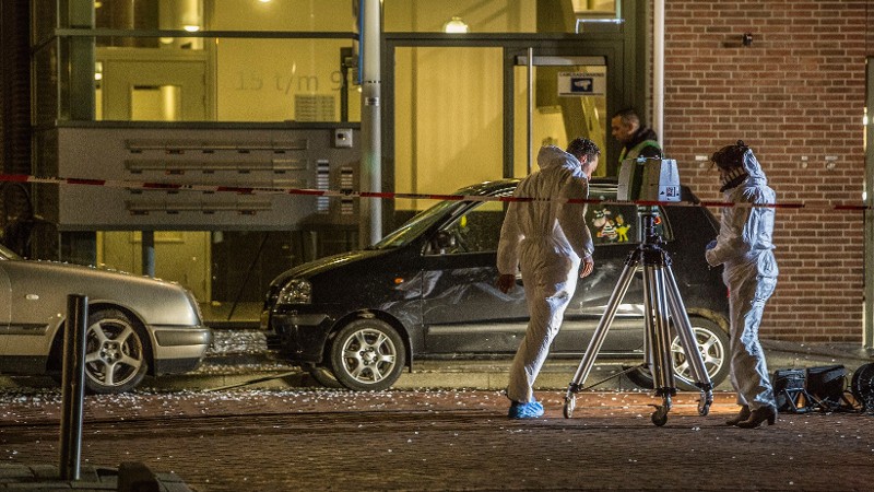 recherche en forensische onderzoekers voeren een onderzoek uit op een plaats delict na een schietincident