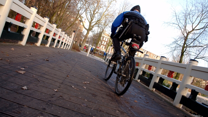 biker surveilleert in park