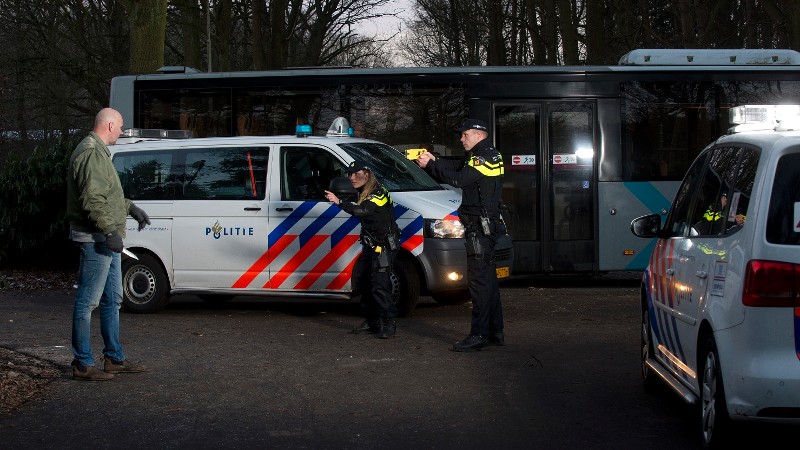 agenten bij dienstauto richten taser op man 1 kopie