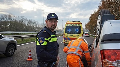 agent en ambulance bij ongeval op snelweg