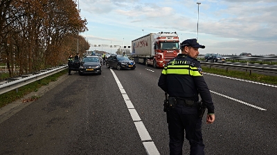 agent staat op snelweg