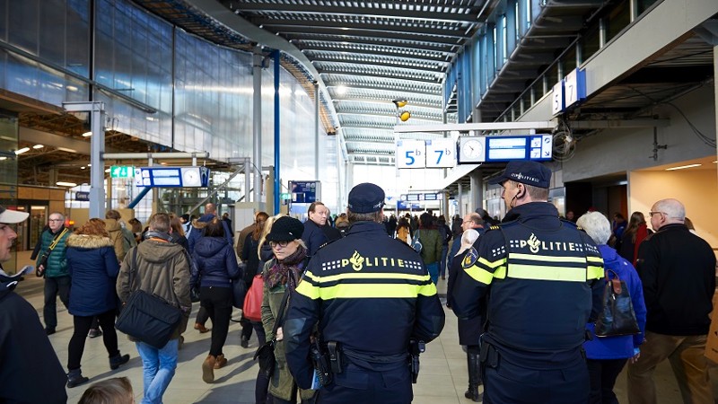 agenten surveilleren in station