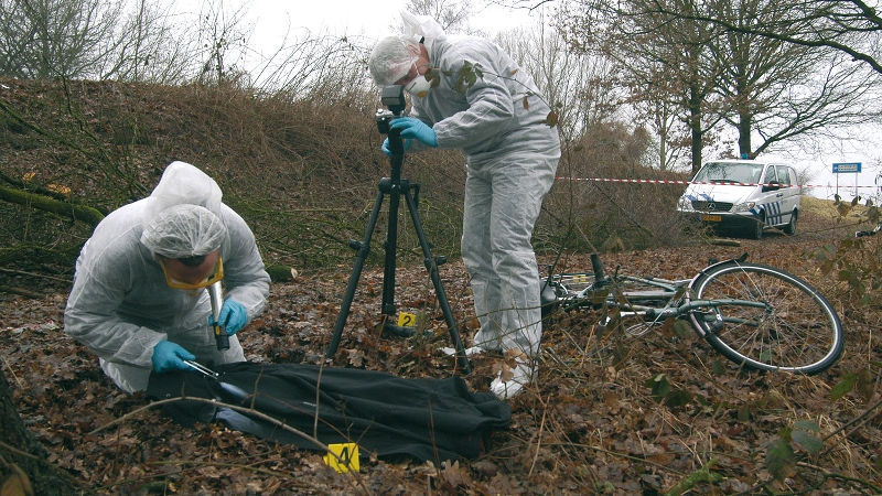 forensisch rechercheurs doen onderzoek op pd